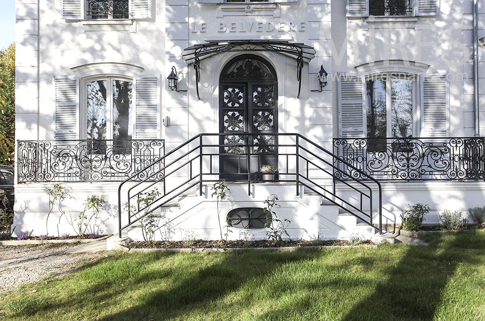 C1610 – Entrée côté jardin