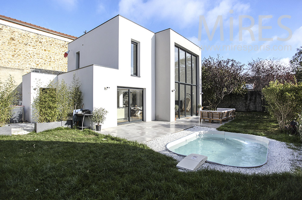 Maison moderne avec piscine. C1619
