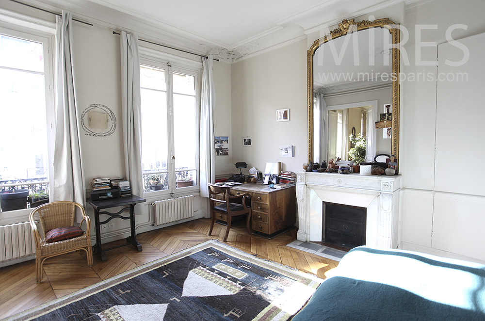 C1622 – Large white room with fireplace