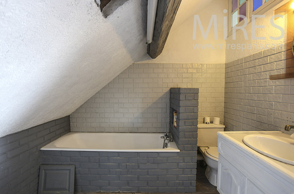 Gray tiled bathtub. c1623
