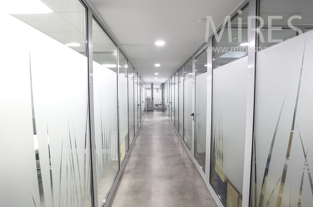 C1624 – Couloirs vitrés d’entreprise