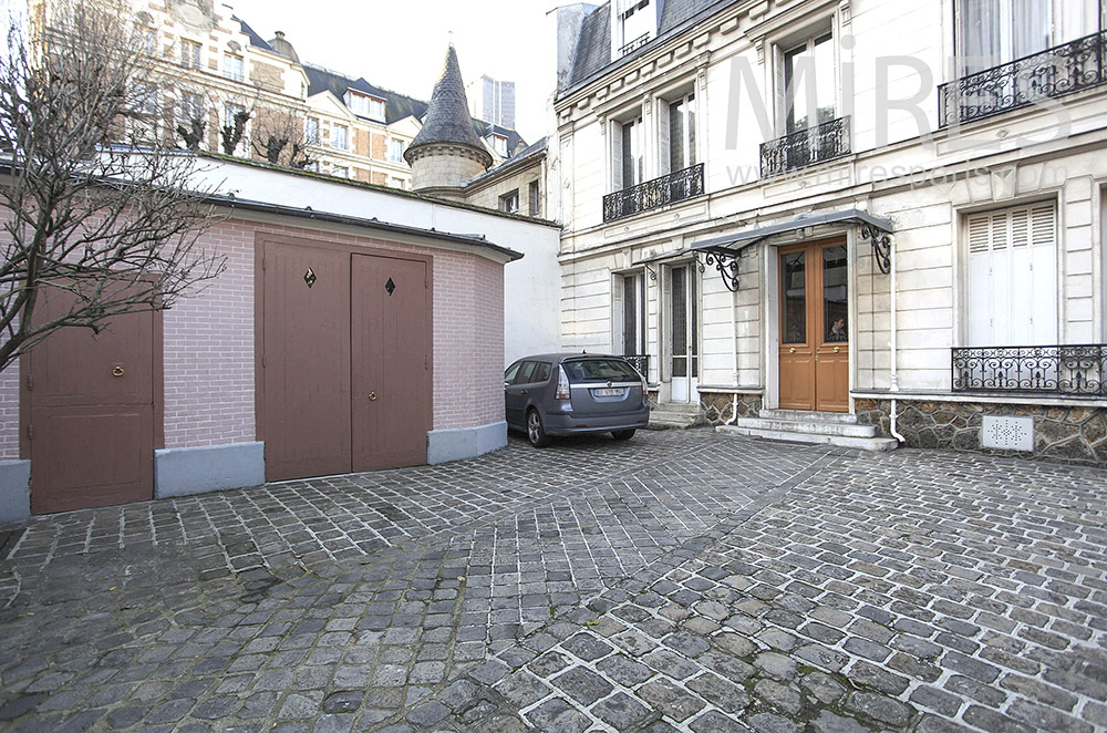 C0037 – Paved entry courtyard