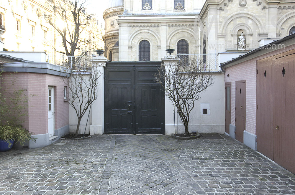 C0037 – Paved entry courtyard