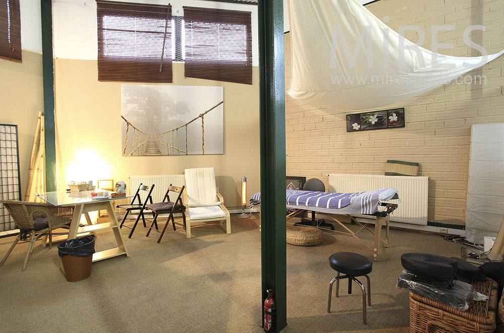 Bureau et salle de massage. C0174