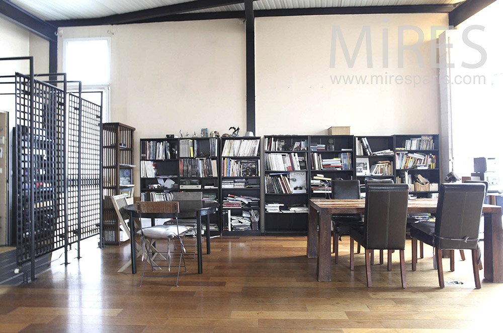 Salle à manger ouverte et bibliothèque. C0174