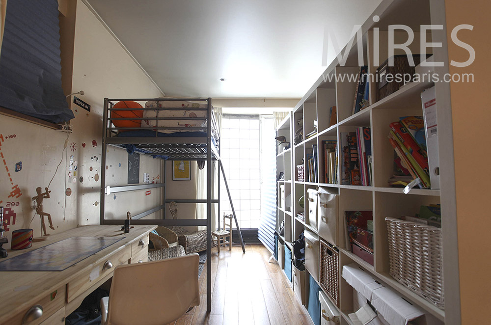 Chambre d’enfants avec mur de rangement. C0174
