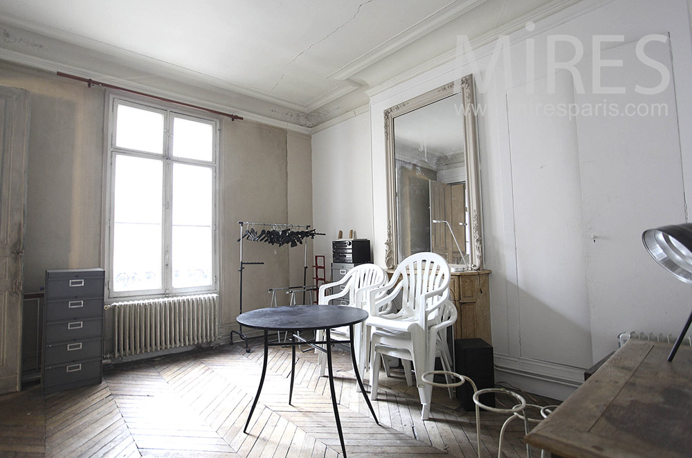 Bureau patiné. C0888