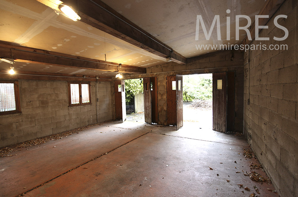 Garage en parpaings bruts. C1626