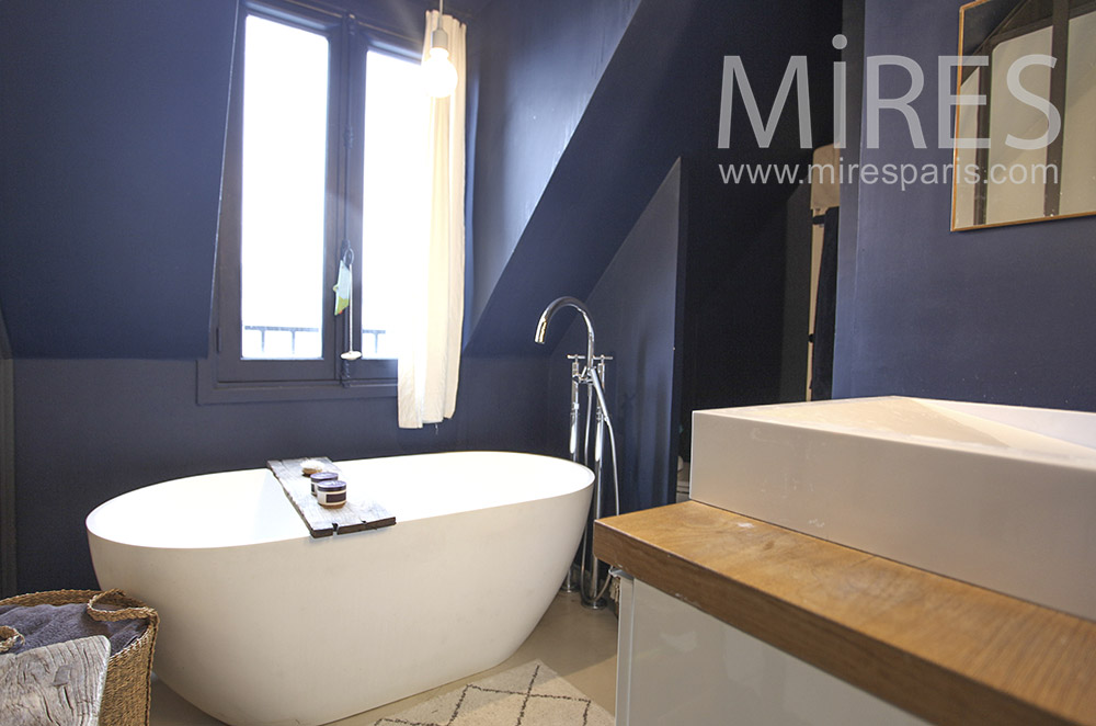 Baignoire et murs indigo. C1632