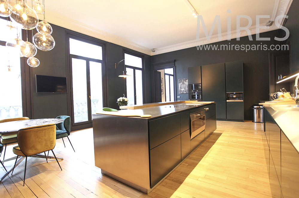 Modern American kitchen. c1634