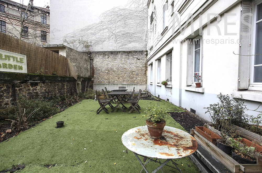 Small garden in town. C0015