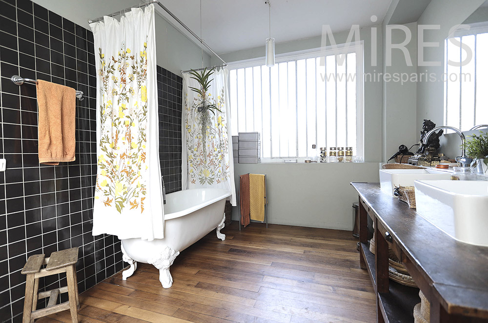 Baignoire à pieds sur parquet. C0015