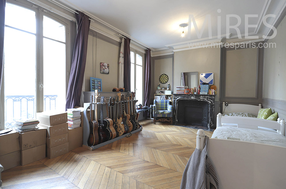 Lits jumeaux et guitares. C0015