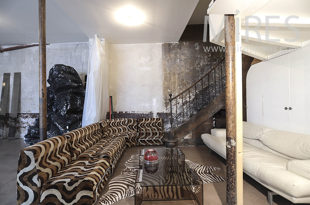 Patinated vintage living room. C1332