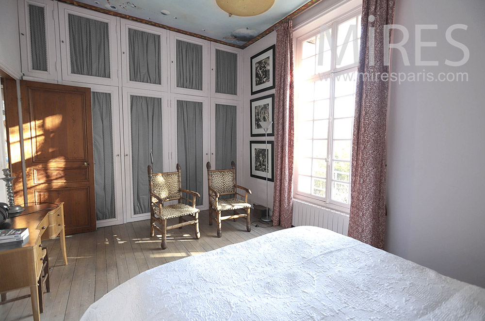 Bedroom with painted ceiling. c1643