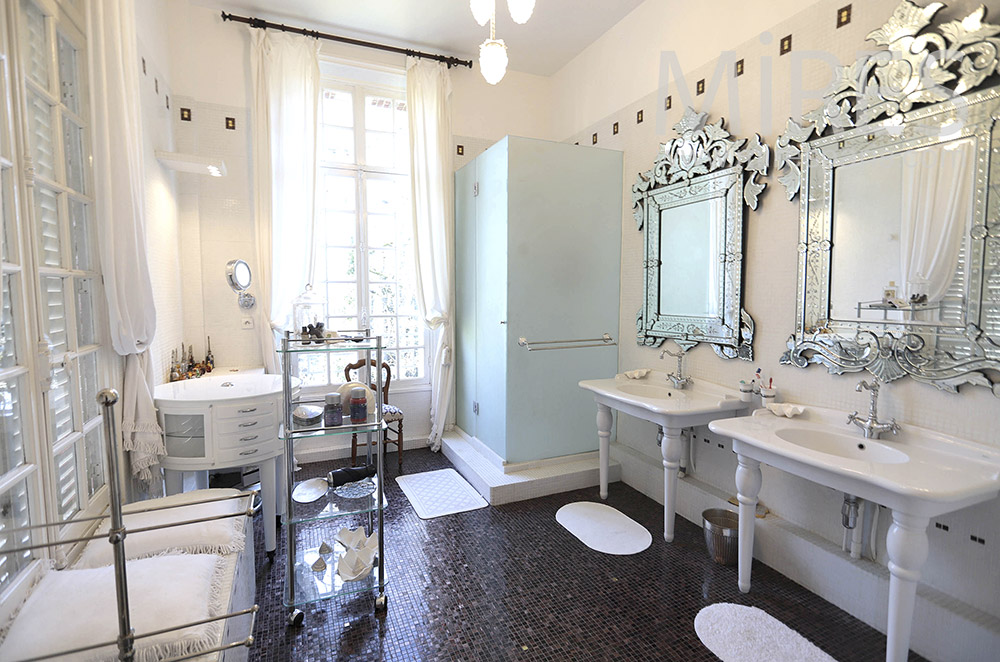 Double vintage washbasins with mirrors. c1643