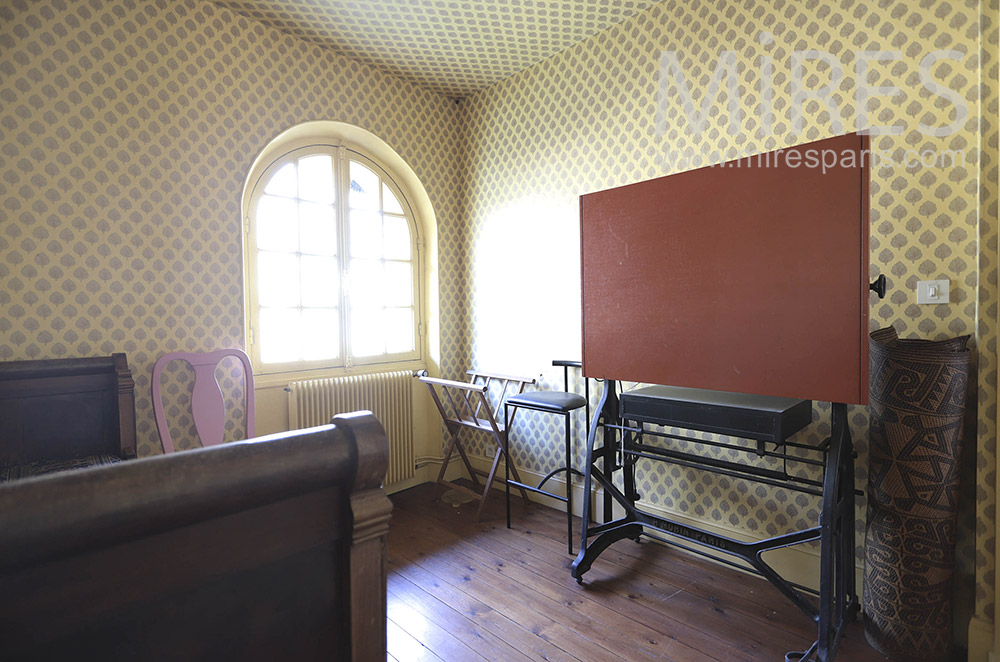 C1643 – Table à dessin, chambre jaune