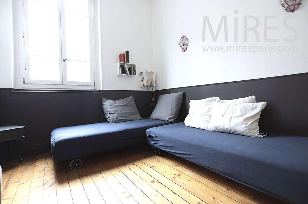 C0031 – Two-colored room