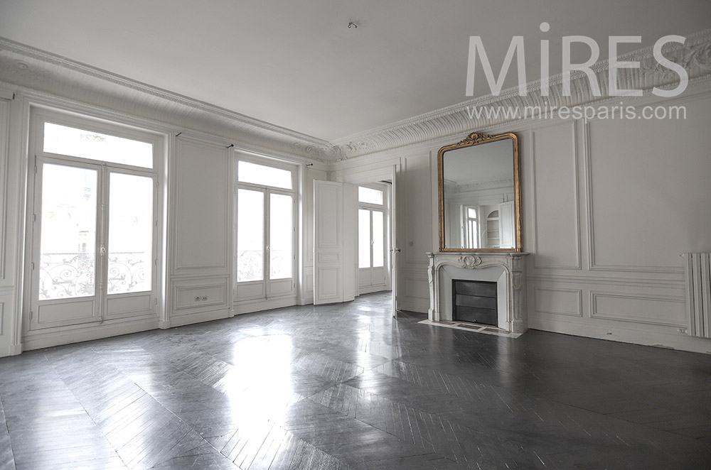 Haussmannien vide à parquet noir. C1654