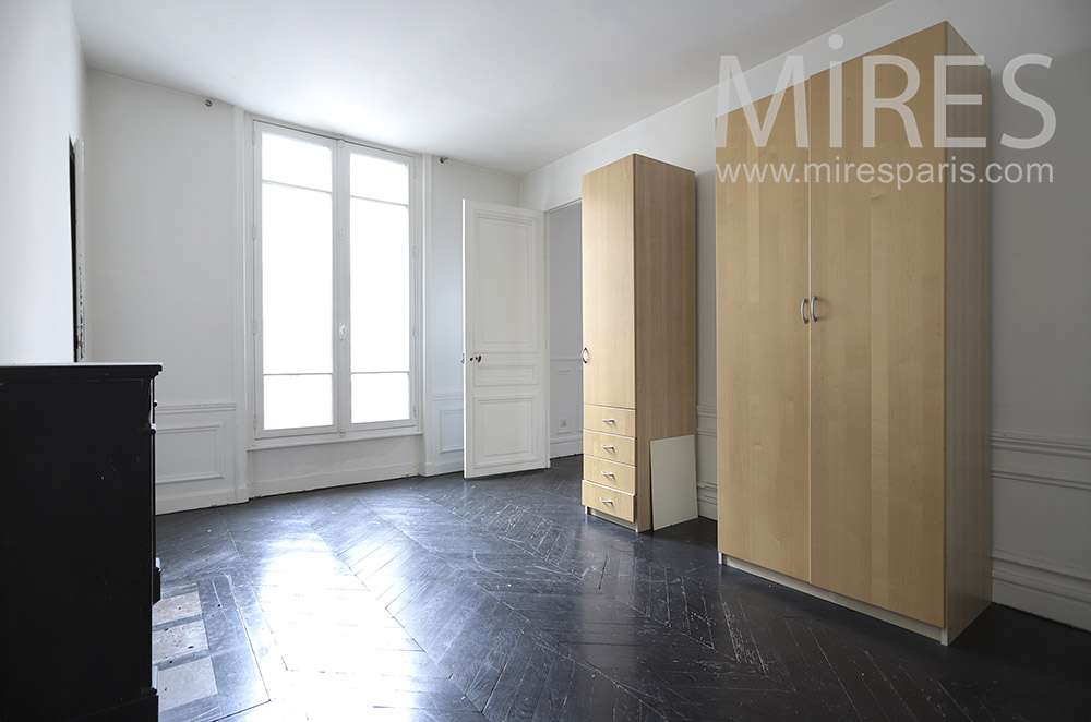 Chambre vide avec armoires. C1654