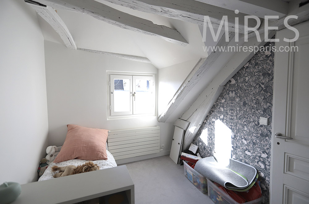 C1657 – Child bedroom, white beams