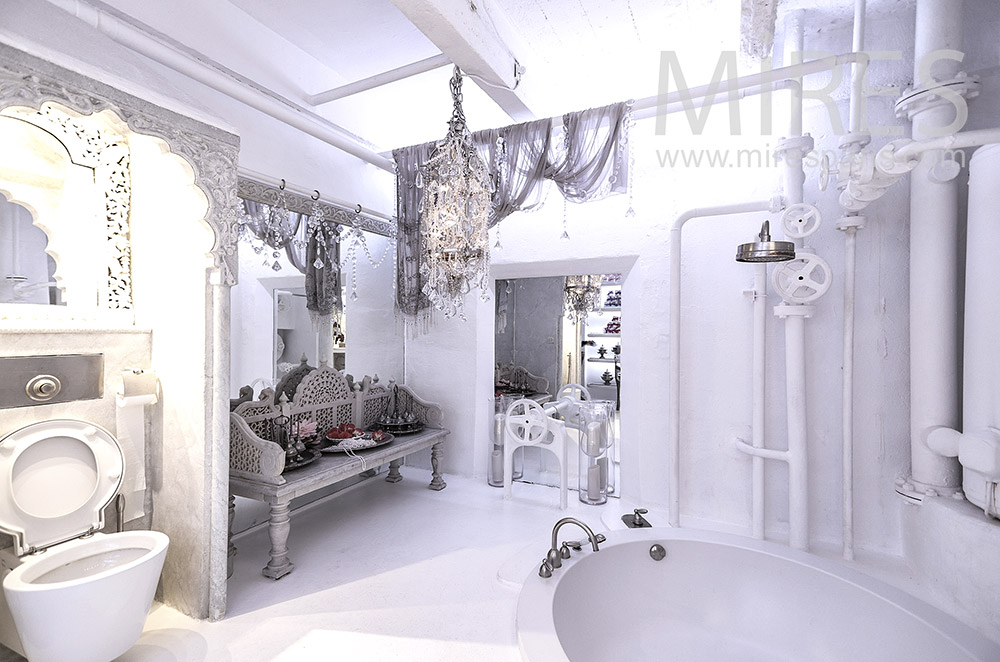 C1659 – Baroque white bathroom