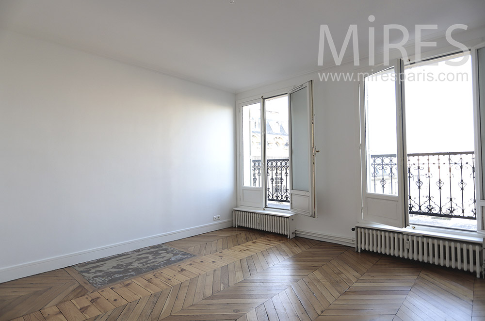 Murs blancs et parquet. C1661