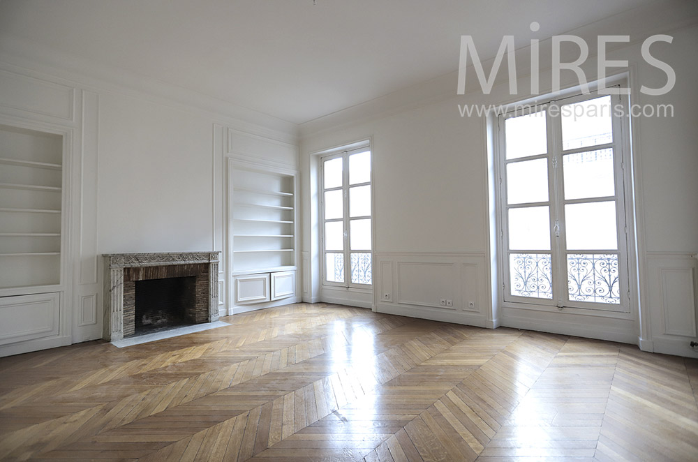 Salon haussmannien vide. C1662