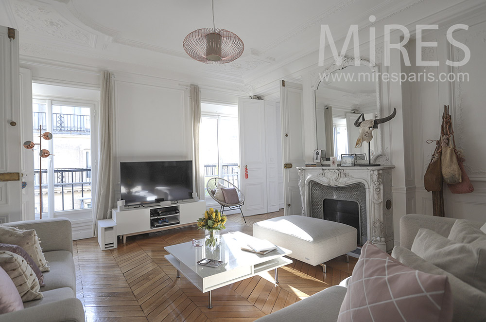 C1669 – Parisian white apartment