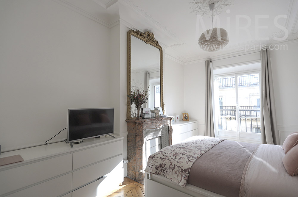 Chambre blanche, cheminée. C1669
