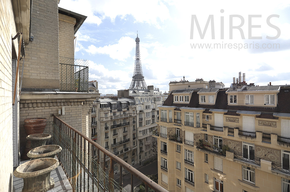 Un balcon sur la tour Eiffel. C0800