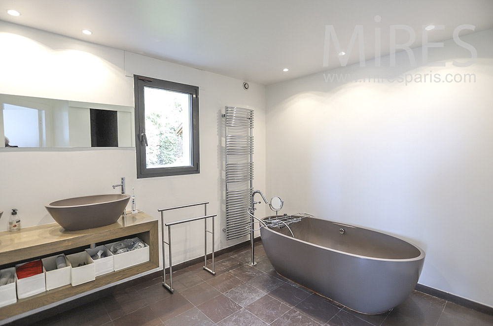 Modern bath. C1683