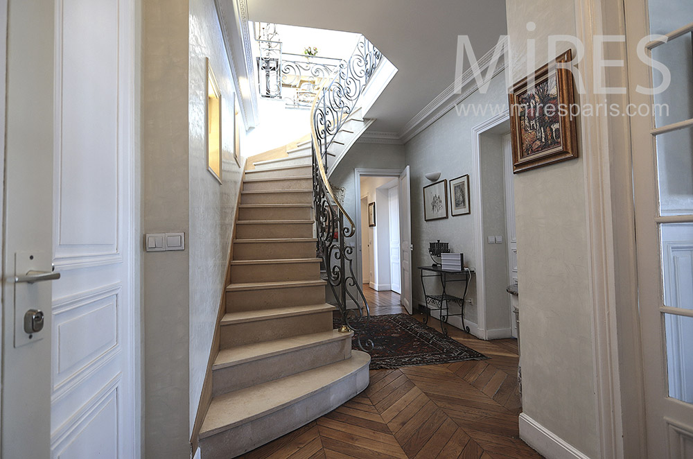 C1684 – Escalier vers les toits
