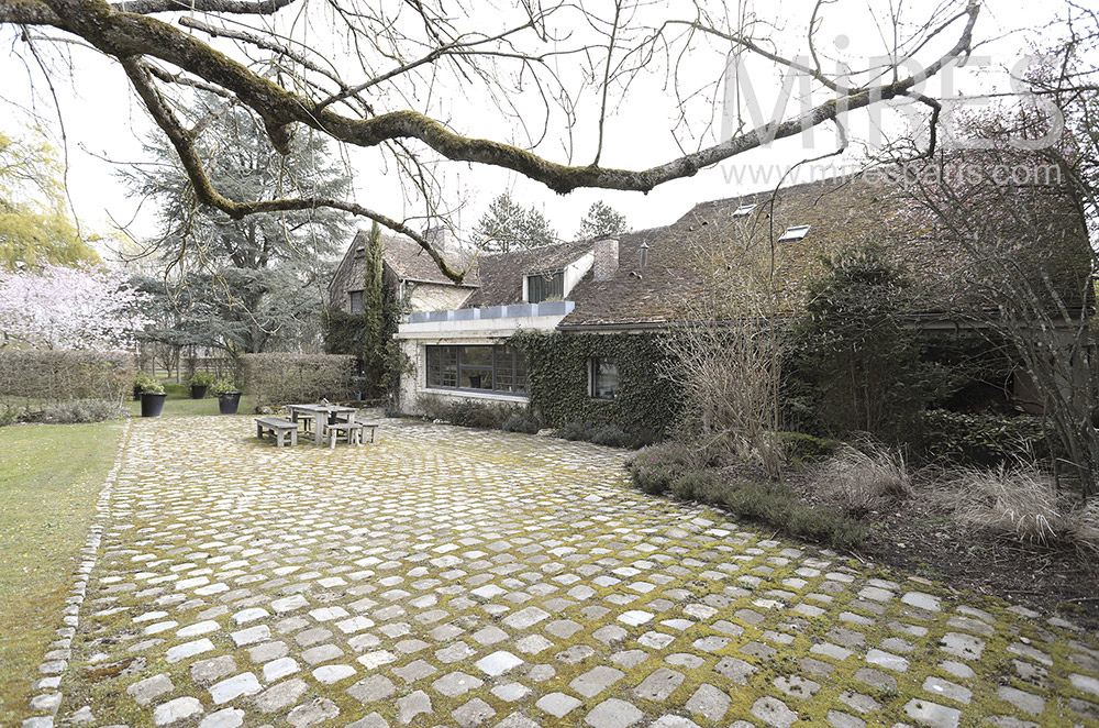 Large paved terrace. C1685