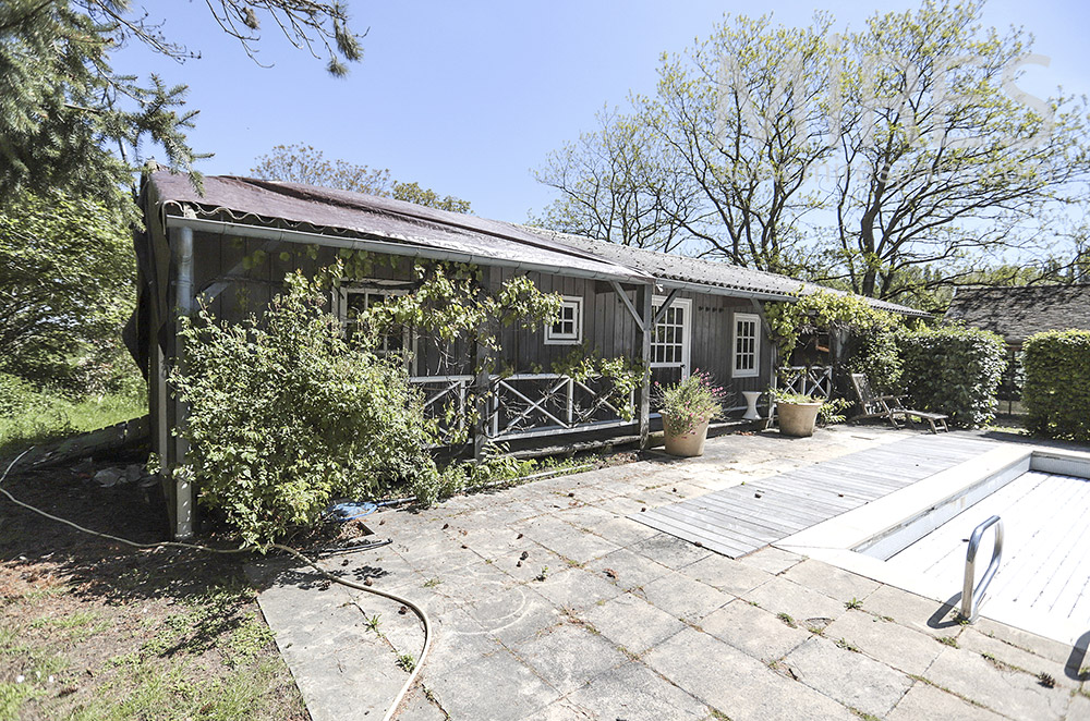 C1685 – Pool Bungalow