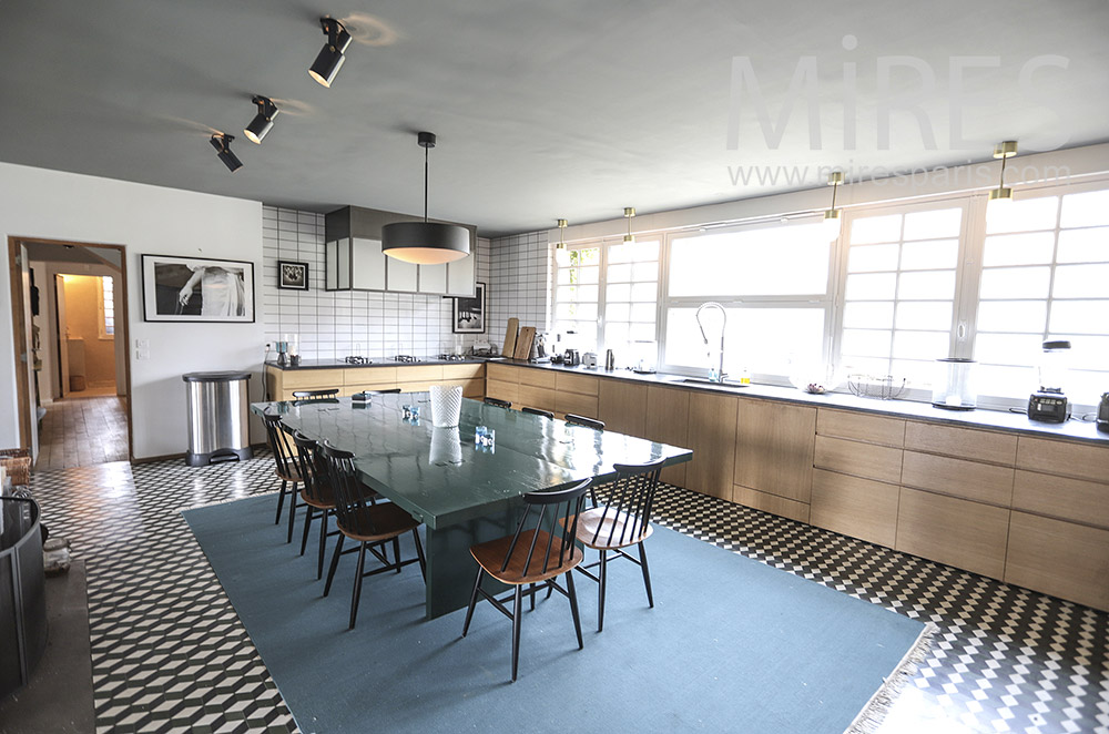 Large designer kitchen. C1685