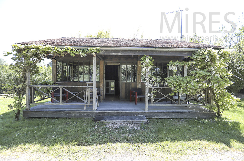 C1685 – Large wooden bungalow