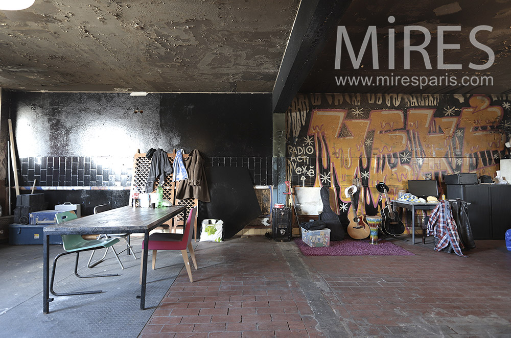 C1688 – Bohemian dining room and guitars