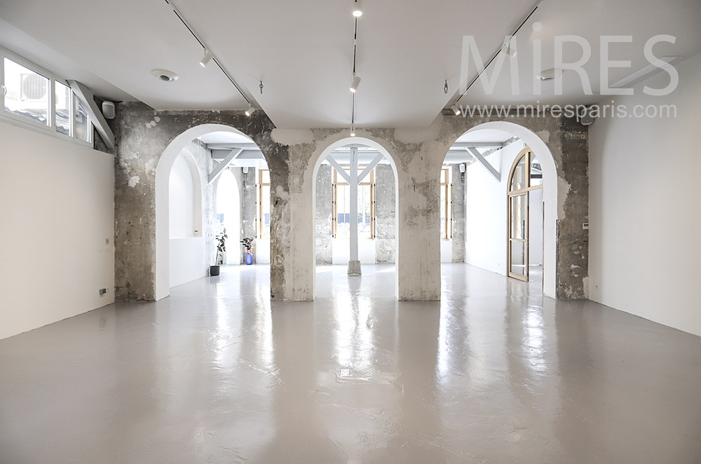C1689 – Showroom blanc