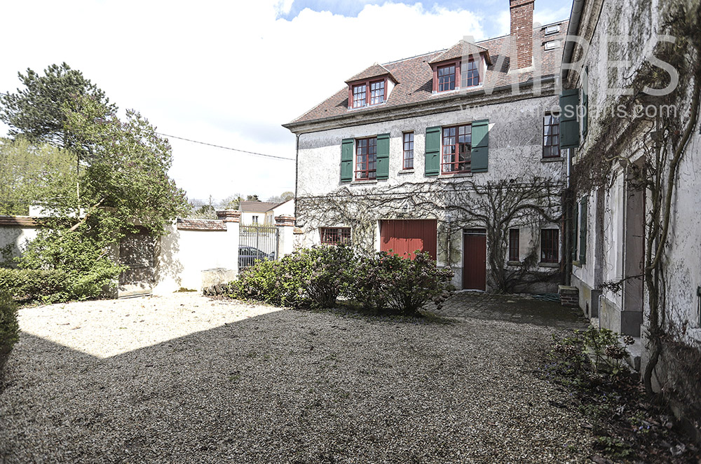 C1690 – Gravel entrance courtyard