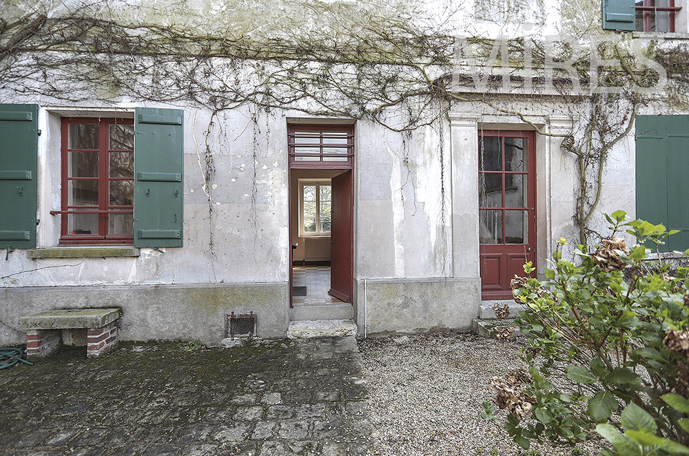 C1690 – Stone entrance, climbing plants