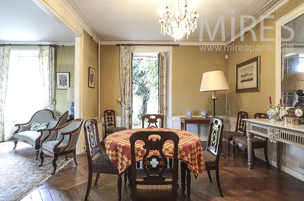 C1690 – Retro dining room