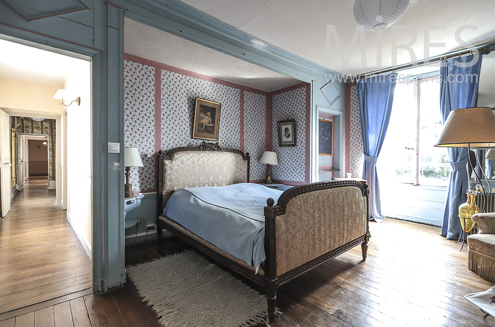 C1690 – Chambre bleue avec bains