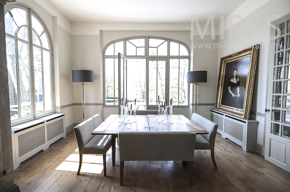Dining room on park. C1693