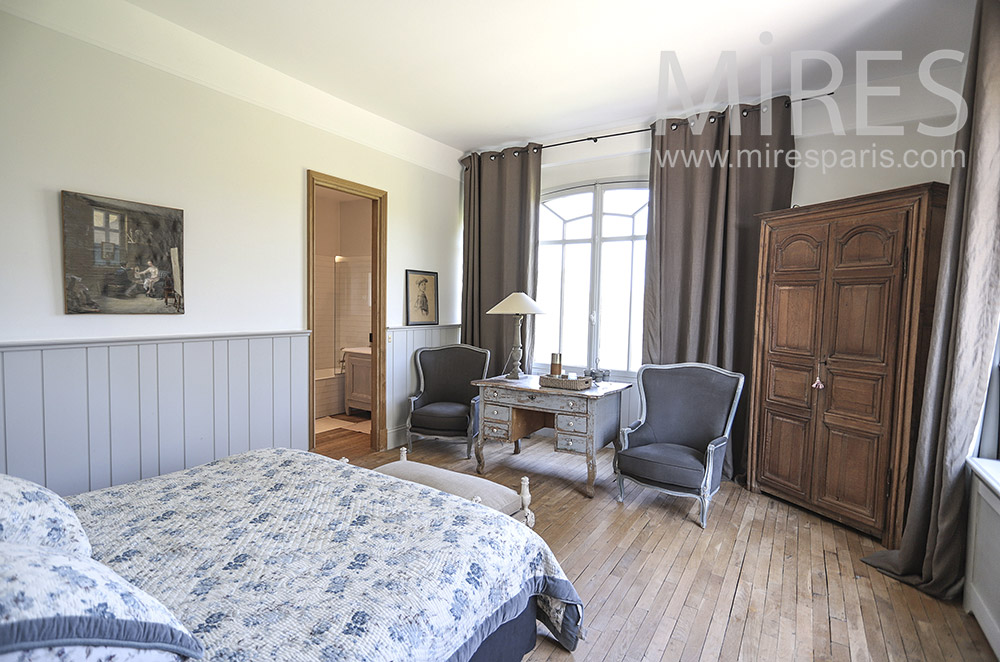 Classic room with baths. C1693