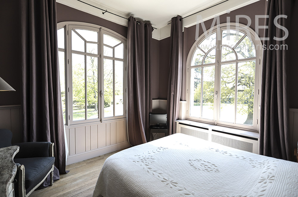 Room overlooking the park. C1693