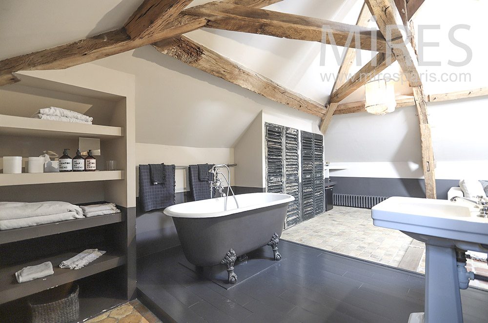 C0074 – Large bathroom with beams