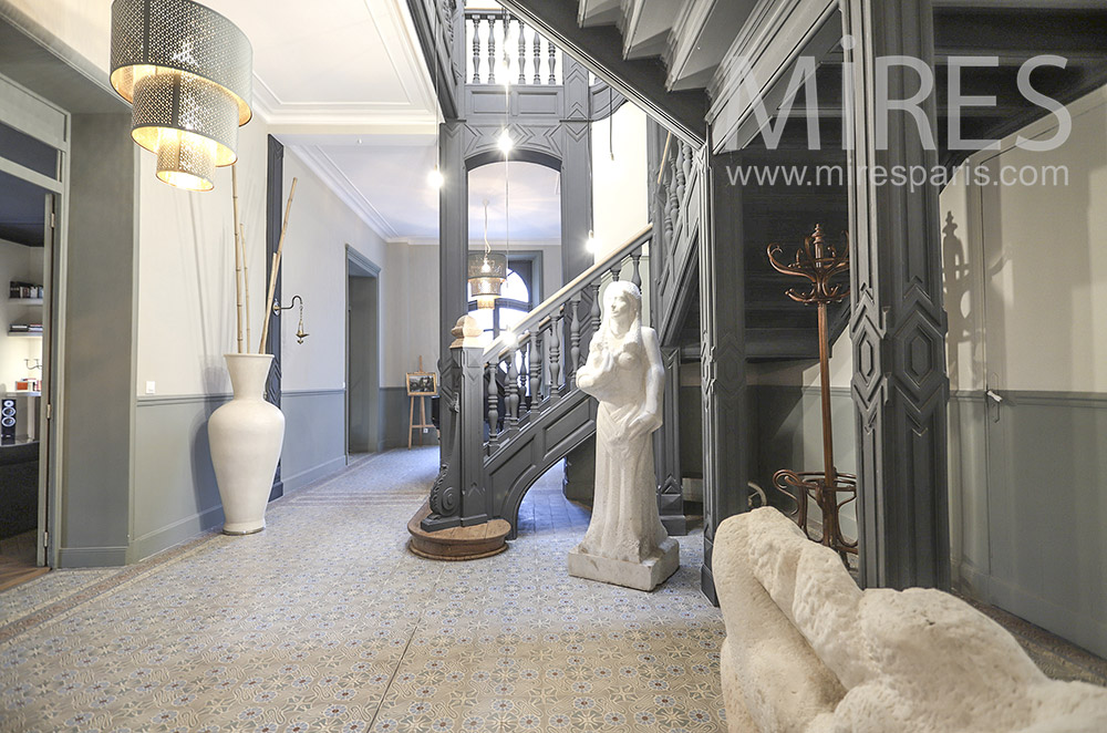 Grand escalier gris. C1694