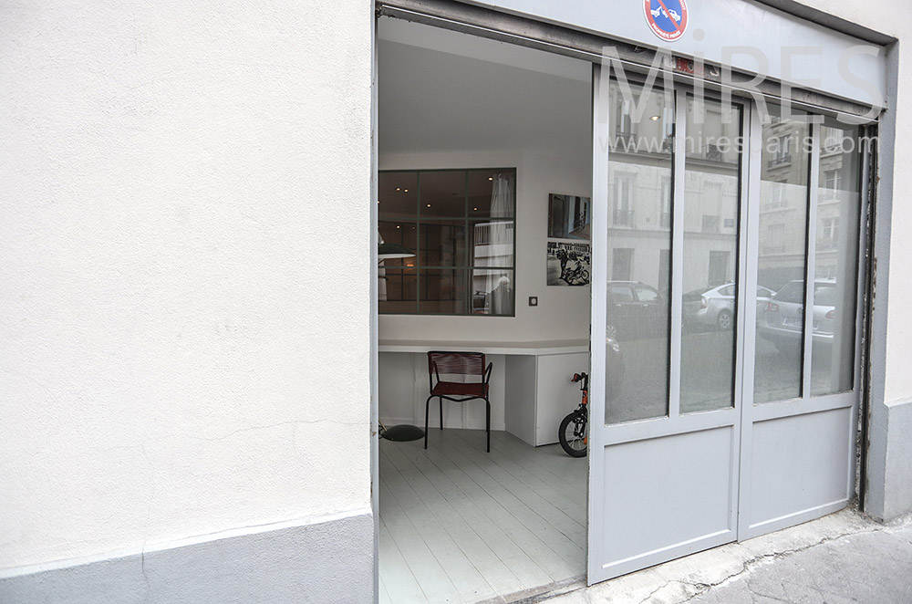 Entrée sur rue. C1706