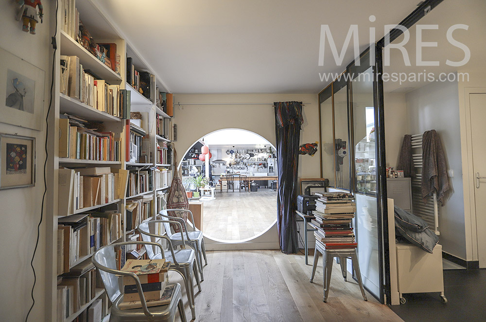 Bureau isolé. C0272